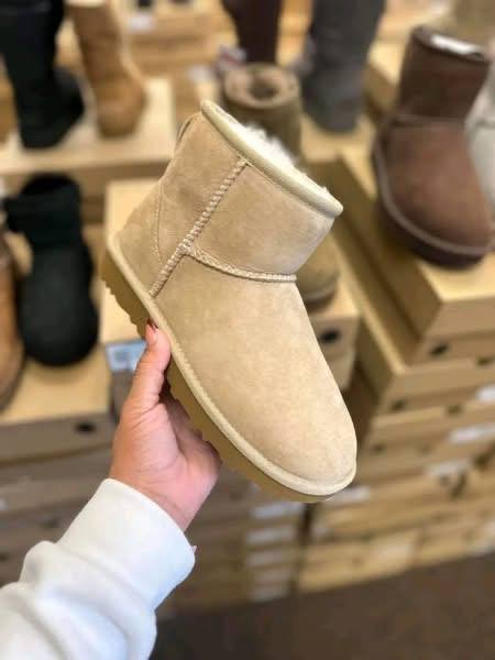 UGG Shoes Pallet 300 Pairs - Image 3