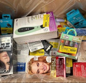 Walmart Beauty Products Pallet - Image 4
