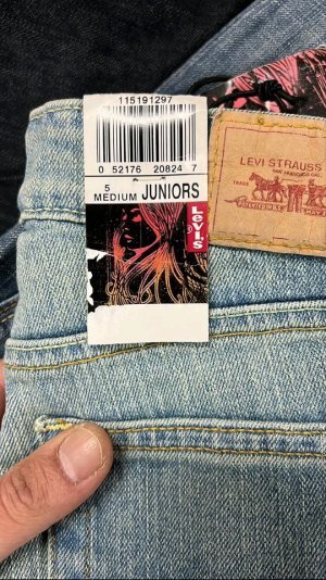 Wholesale Levi Jeans Pallet - Image 4